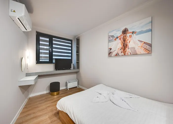 With Patio Close To Sea Warna